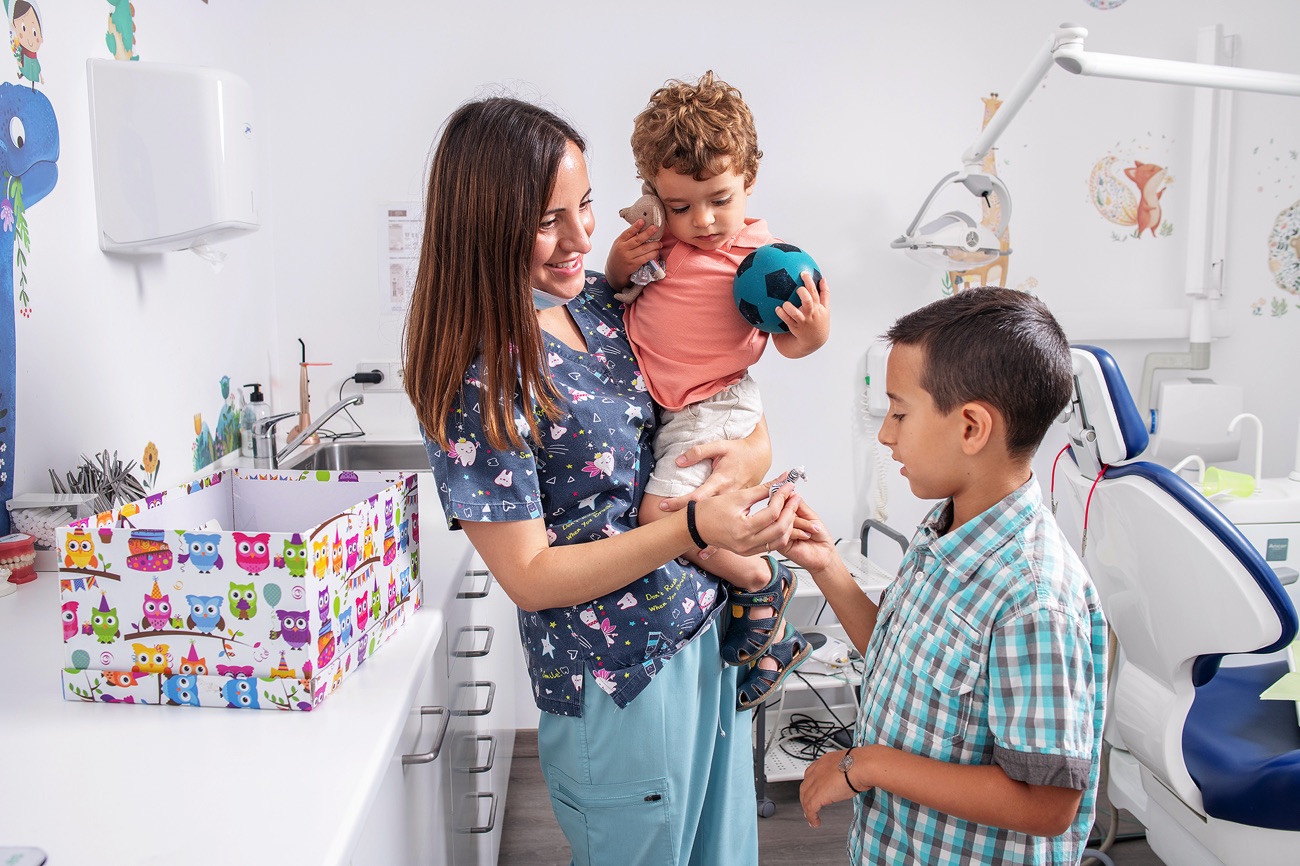dentista especializada en odontopediatría hablando con niños