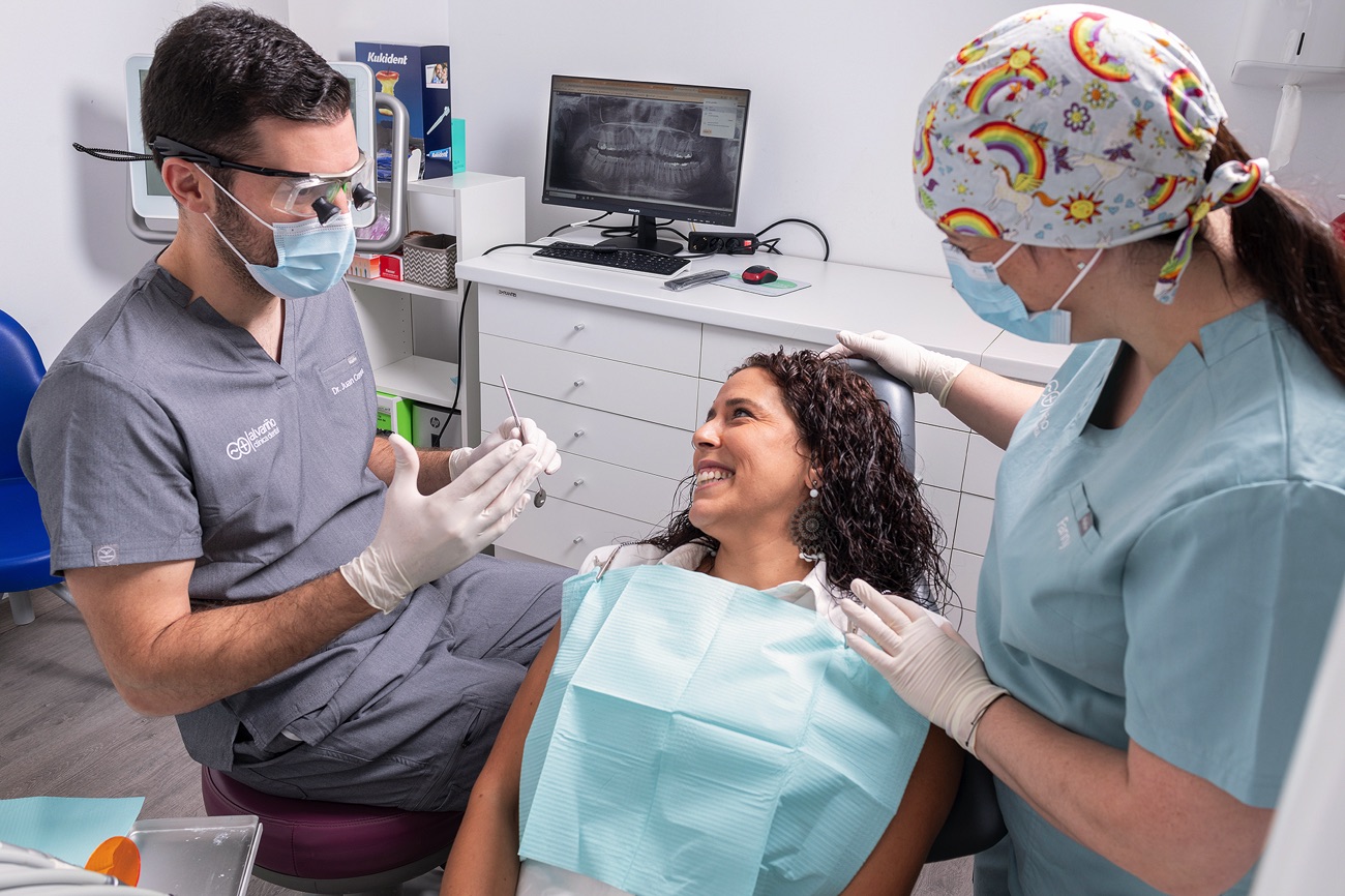 dentista de Alvariño Dental hablando con una paciente en el gabinete